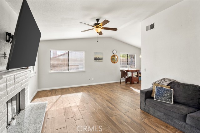 37112 Calle Amigo, Palmdale CA: https://media.crmls.org/medias/a35866e3-61e3-4b42-a6c9-6724a2612fc8.jpg