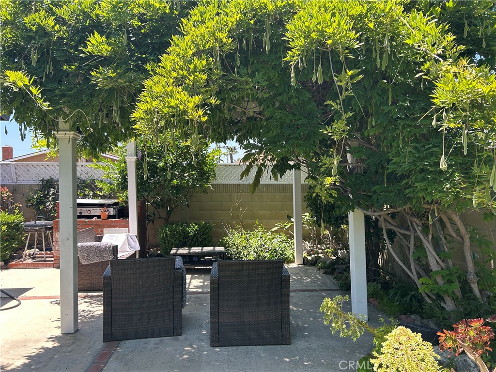 https://media.crmls.org/medias/a363d5f2-6482-4002-a07b-df2cdfb78126.jpg?preset=X-Large