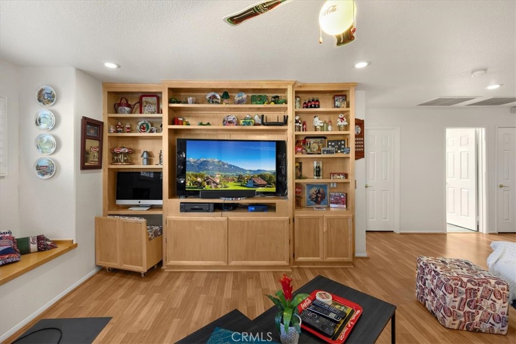 https://media.crmls.org/medias/a3646ef2-e5ce-4e87-b440-e066b1bd2e33.jpg?preset=X-Large