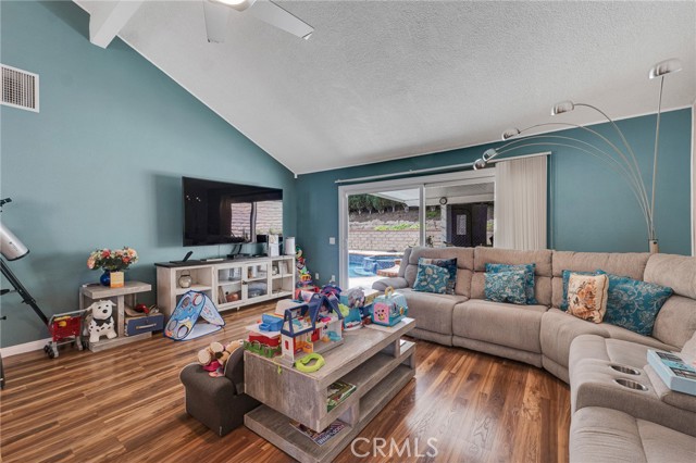 13329 Mission Tierra Way, Granada Hills CA: https://media.crmls.org/medias/a3649018-c589-4d13-8829-76741a88e342.jpg