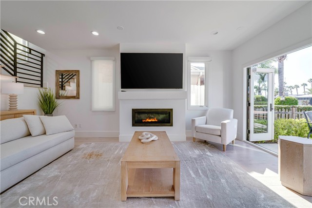 Detail Gallery Image 5 of 65 For 608 Heliotrope, Corona Del Mar,  CA 92625 - 4 Beds | 4 Baths