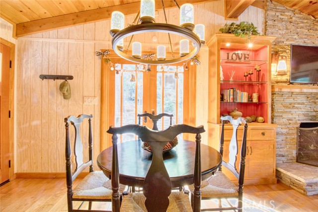 5475 Acorn Trail, Wrightwood CA: https://media.crmls.org/medias/a36c507e-5d4b-4098-bd0a-bc50c2de8857.jpg