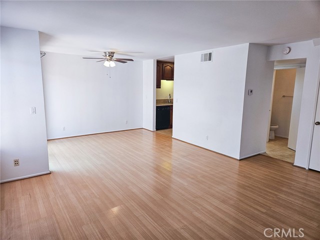Detail Gallery Image 4 of 18 For 10566 Sunland Bld #1,  Sunland,  CA 91040 - 3 Beds | 2/1 Baths