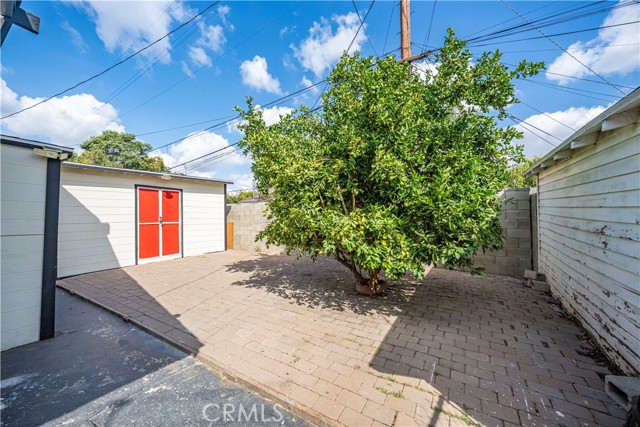 765 E 52nd Place, Los Angeles CA: https://media.crmls.org/medias/a3716b50-678d-4a22-85f3-019dff9ee2e2.jpg