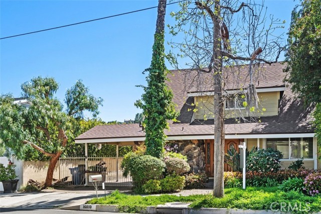 Detail Gallery Image 2 of 25 For 16010 Dickens St, Encino,  CA 91436 - 4 Beds | 3 Baths