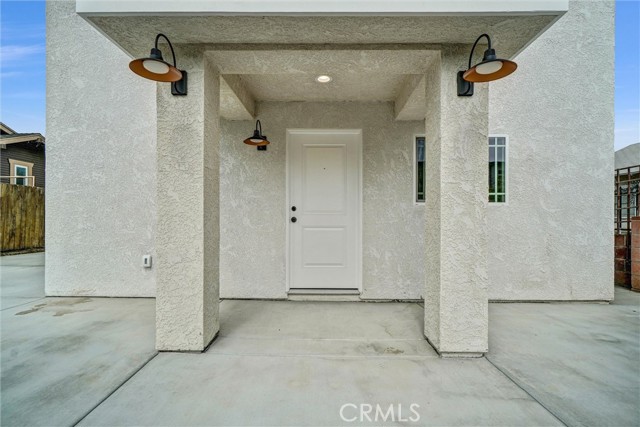 2321 Locust Avenue, Long Beach CA: https://media.crmls.org/medias/a3737d58-1f50-4fe2-a2b9-5d75e46c761c.jpg