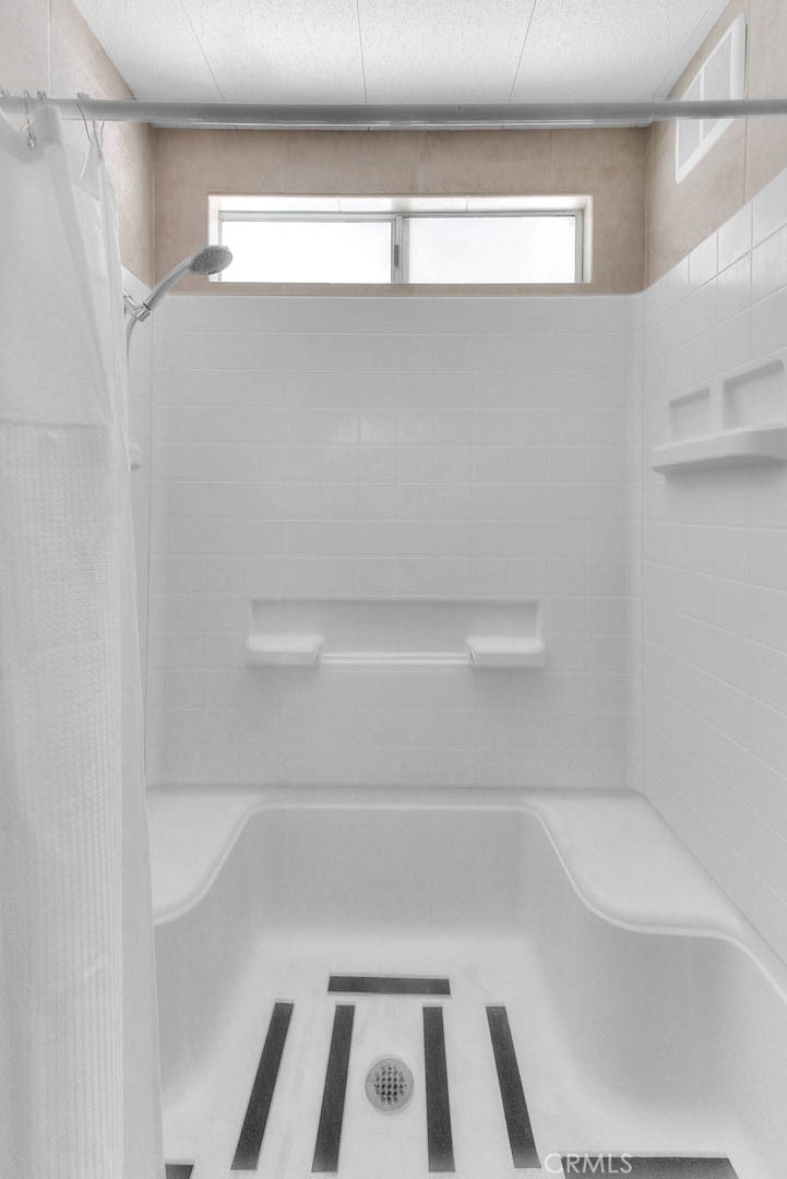 https://media.crmls.org/medias/a3752661-a22c-4926-8ba6-ada8fe3a9d9e.jpg?preset=X-Large