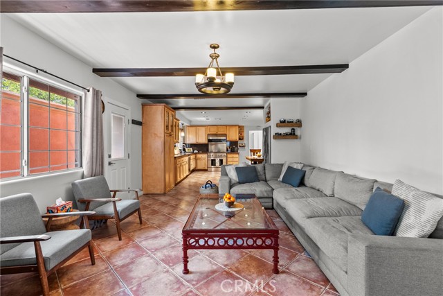 610 S Bel Aire Drive, Burbank CA: https://media.crmls.org/medias/a375b9e8-0aa4-4e99-b361-8c21c92c852f.jpg