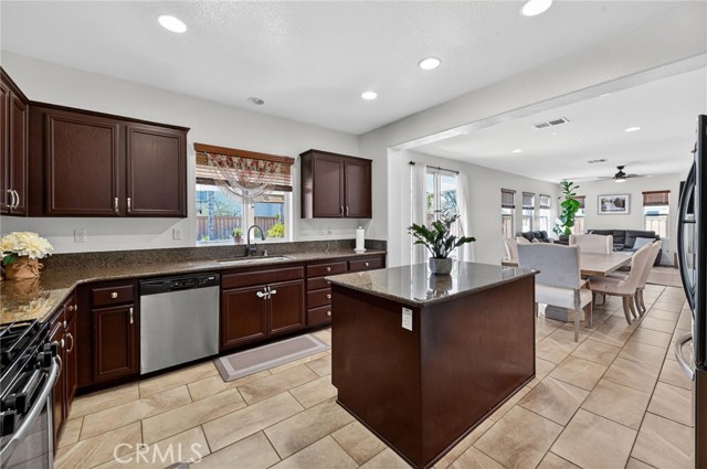 Detail Gallery Image 6 of 49 For 1043 Saltbush, Hemet,  CA 92545 - 4 Beds | 3/1 Baths