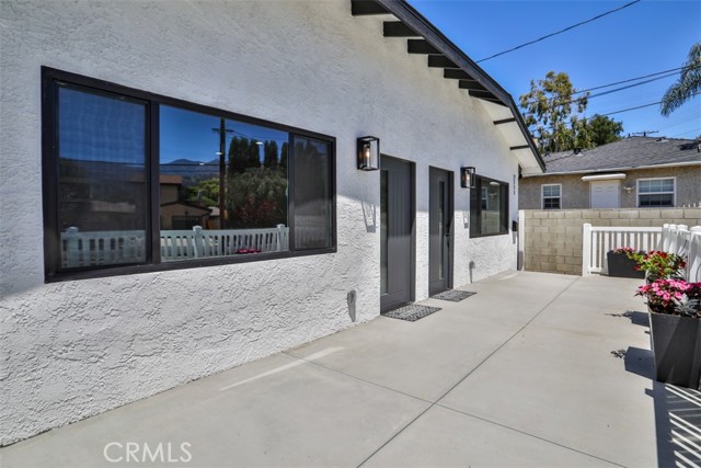2111 Scott Road, Burbank CA: https://media.crmls.org/medias/a37aa636-5666-467b-ab68-09adde2d3c9e.jpg