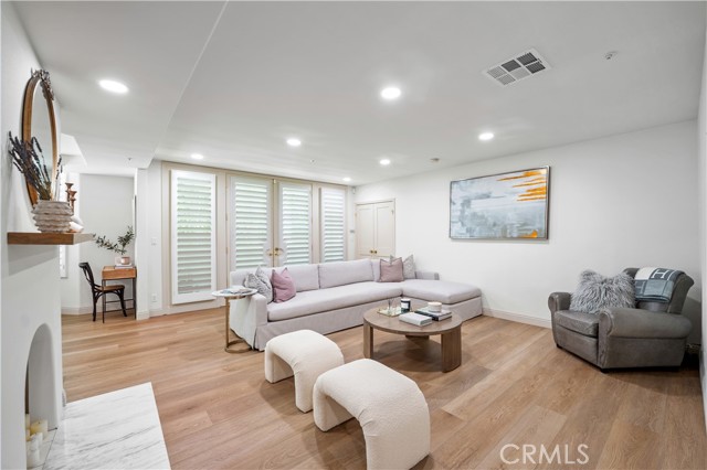 Detail Gallery Image 11 of 31 For 575 S Barrington Ave #109,  Los Angeles,  CA 90049 - 3 Beds | 2/1 Baths