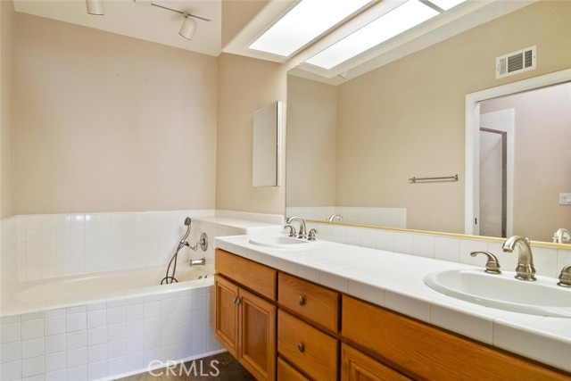 Detail Gallery Image 26 of 51 For 24640 Brighton Dr #B,  Valencia,  CA 91355 - 2 Beds | 2/1 Baths
