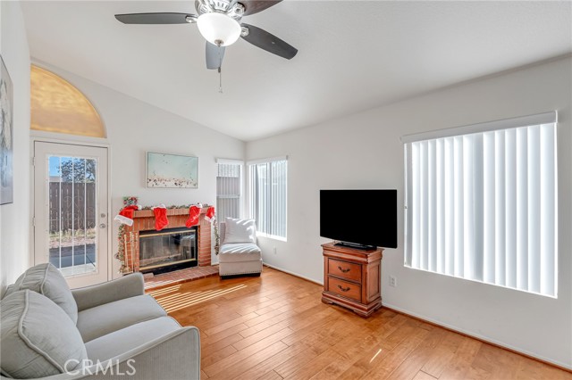 Detail Gallery Image 4 of 26 For 12709 Gaines, Victorville,  CA 92392 - 3 Beds | 2 Baths