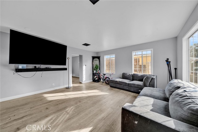 Detail Gallery Image 4 of 47 For 7044 Nestle Ave, Reseda,  CA 91335 - 4 Beds | 3 Baths