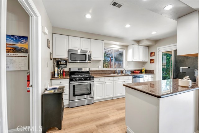 Detail Gallery Image 13 of 35 For 475 Termino, Corona,  CA 92879 - 4 Beds | 2 Baths