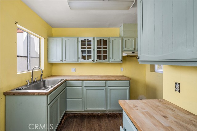 Detail Gallery Image 7 of 17 For 131 Santa Ana Ave, Long Beach,  CA 90803 - 2 Beds | 1 Baths