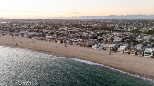 1315 Ocean Avenue, Seal Beach CA: https://media.crmls.org/medias/a38ab749-ea51-45a6-ba18-f16d49ca02b5.jpg