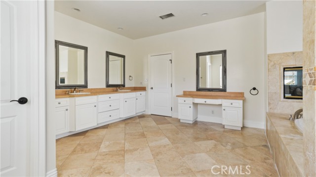 Detail Gallery Image 22 of 50 For 5128 Avenida Hacienda, Tarzana,  CA 91356 - 5 Beds | 4 Baths