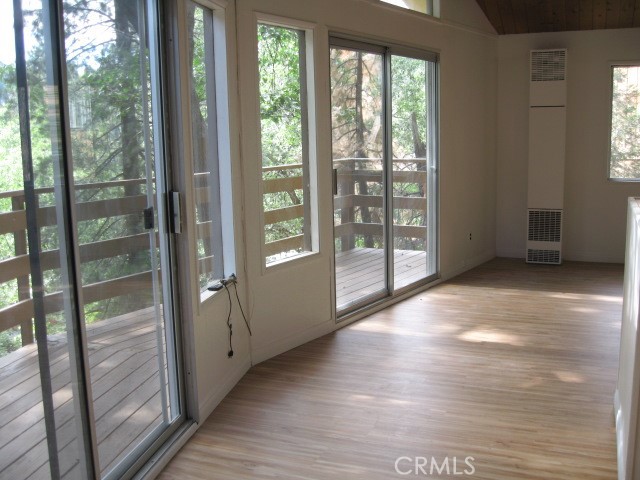 Detail Gallery Image 10 of 19 For 2756 Circle Dr, Running Springs,  CA 92382 - 2 Beds | 1/1 Baths