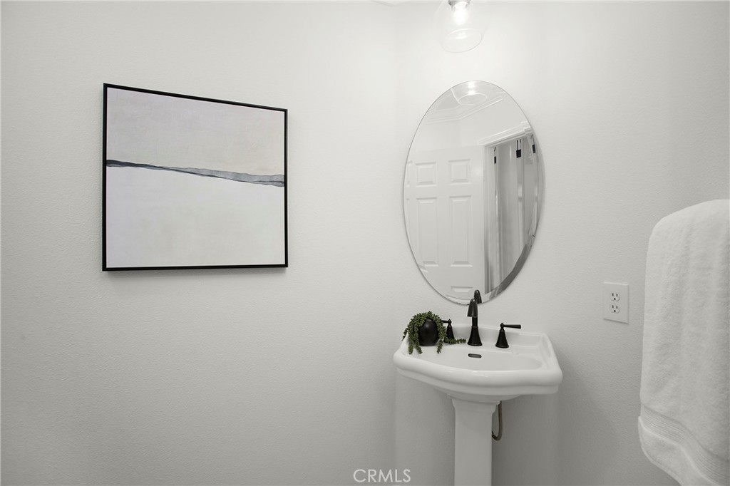 https://media.crmls.org/medias/a39353df-b17a-4c05-88bd-6afe14110fc1.jpg?preset=X-Large