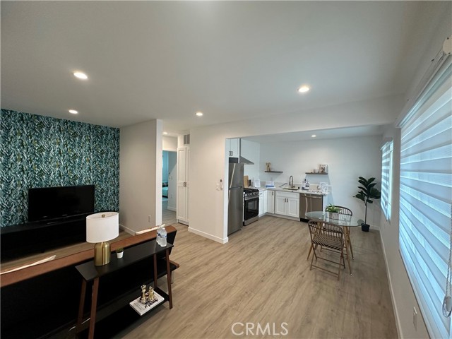 Detail Gallery Image 2 of 15 For 3160 Warwick Ave #4,  Los Angeles,  CA 90032 - 2 Beds | 1 Baths