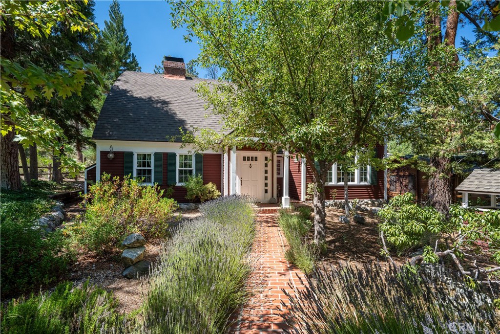 2205 Fernwood