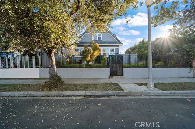 Detail Gallery Image 1 of 32 For 1148 Chestnut Ave, Long Beach,  CA 90813 - 4 Beds | 2 Baths