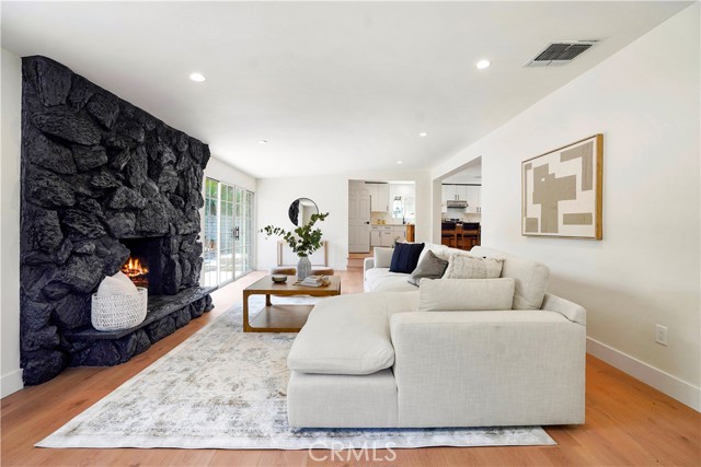 Detail Gallery Image 13 of 55 For 18324 Sylvan St, Tarzana,  CA 91335 - 4 Beds | 2 Baths