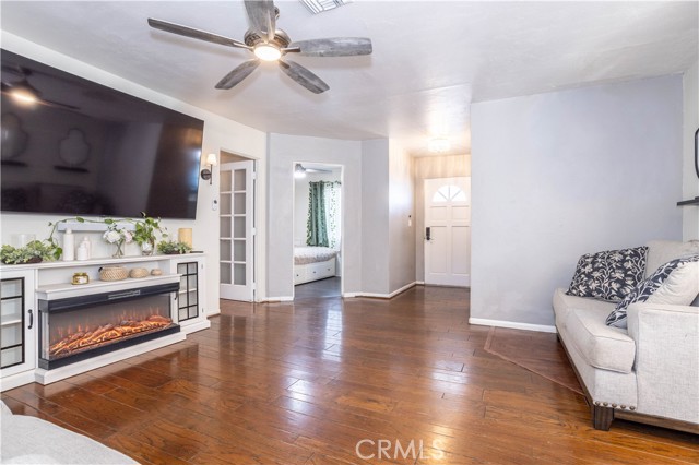 Detail Gallery Image 9 of 28 For 8006 Zelzah, Reseda,  CA 91335 - 4 Beds | 2 Baths