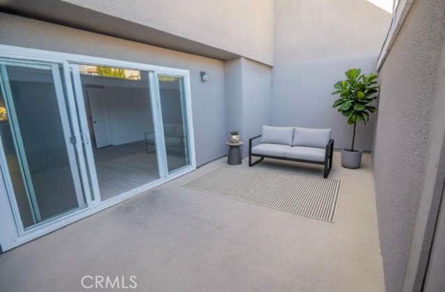 Detail Gallery Image 5 of 8 For 18110 Killion St #2,  Tarzana,  CA 91356 - 3 Beds | 2 Baths