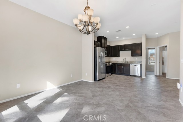 Detail Gallery Image 4 of 38 For 14665 Sherman Way, Van Nuys,  CA 91405 - 3 Beds | 3 Baths