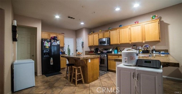 Detail Gallery Image 5 of 16 For 206 Garcia Dr, San Jacinto,  CA 92582 - 4 Beds | 2/1 Baths