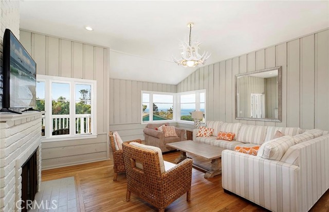 Detail Gallery Image 9 of 34 For 394 Moss St, Laguna Beach,  CA 92651 - 3 Beds | 2/1 Baths