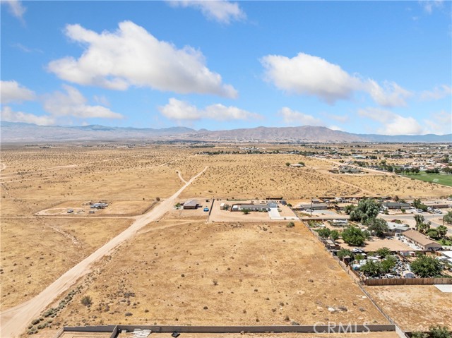 Detail Gallery Image 5 of 45 For 23099 Lucilla Rd, Apple Valley,  CA 92308 - 3 Beds | 2/1 Baths