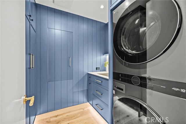 1075 Granville Drive, Newport Beach CA: https://media.crmls.org/medias/a3b22784-6565-4bb0-aa7a-791bf3bb64cd.jpg