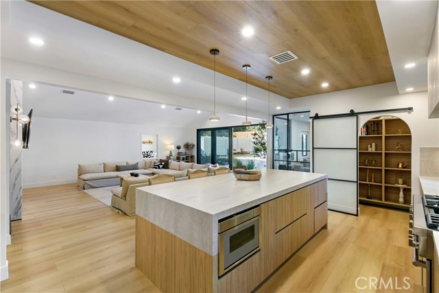 Detail Gallery Image 6 of 75 For 22269 Avenue San Luis, Woodland Hills,  CA 91364 - 5 Beds | 5/1 Baths