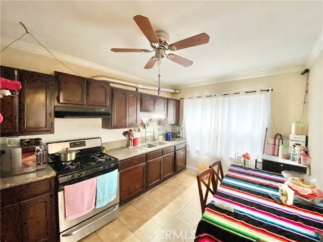 218 E 60th Street, Los Angeles CA: https://media.crmls.org/medias/a3b9920a-3c7a-4c9b-92a1-7c1bdfde36ed.jpg