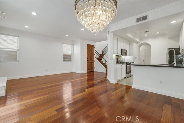 Detail Gallery Image 2 of 18 For 14526 Weddington St #103,  Sherman Oaks,  CA 91411 - 3 Beds | 3 Baths