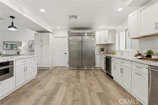 Detail Gallery Image 13 of 45 For 6020 Neddy Ave, Woodland Hills,  CA 91367 - 5 Beds | 3 Baths