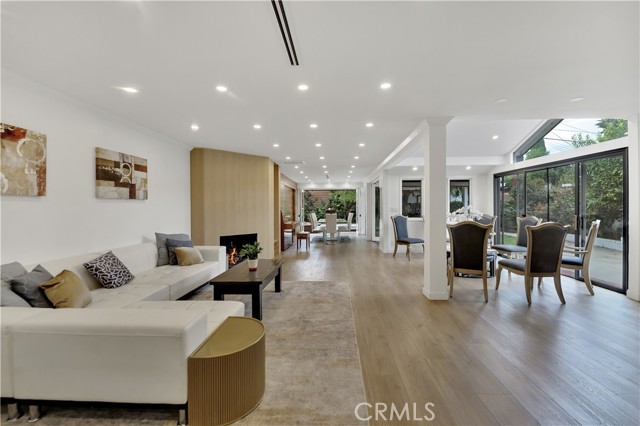 Detail Gallery Image 4 of 50 For 6409 Graves Ave, Lake Balboa,  CA 91406 - 4 Beds | 3 Baths