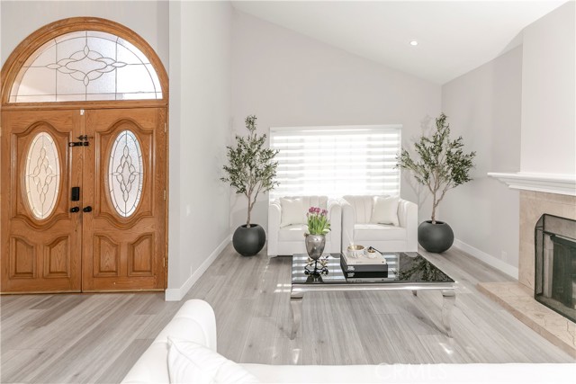 10670 Deering Avenue, Chatsworth CA: https://media.crmls.org/medias/a3c572f6-b81f-496f-85d3-2c14e914962c.jpg