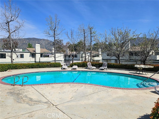 Detail Gallery Image 15 of 18 For 10566 Sunland Bld #1,  Sunland,  CA 91040 - 3 Beds | 2/1 Baths