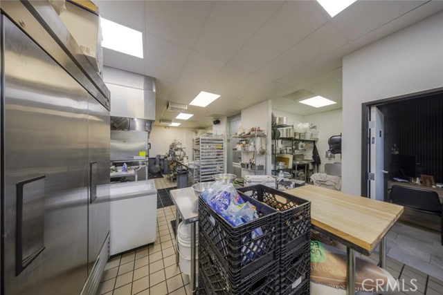 15602 Ventura Boulevard, Encino CA: https://media.crmls.org/medias/a3c9c5fe-2559-44e6-97b4-3b792d737648.jpg