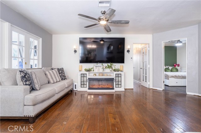 Detail Gallery Image 8 of 28 For 8006 Zelzah, Reseda,  CA 91335 - 4 Beds | 2 Baths