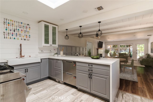 4741 Santa Lucia Drive, Woodland Hills CA: https://media.crmls.org/medias/a3ca26ea-2714-4331-abb1-c03c3181b08b.jpg