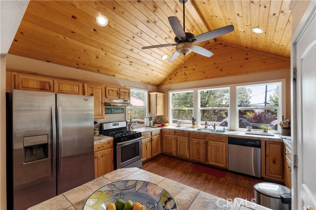 Detail Gallery Image 8 of 34 For 40177 Lakeview Dr, Big Bear Lake,  CA 92315 - 3 Beds | 2 Baths