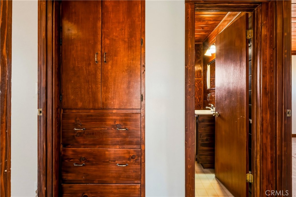 https://media.crmls.org/medias/a3cccfa6-328f-4d64-93c3-1a4467031657.jpg?preset=X-Large