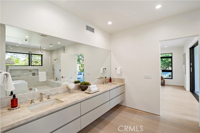 10840 Queensland, Los Angeles CA: https://media.crmls.org/medias/a3cfac96-ed42-4047-a102-32cd3e650825.jpg