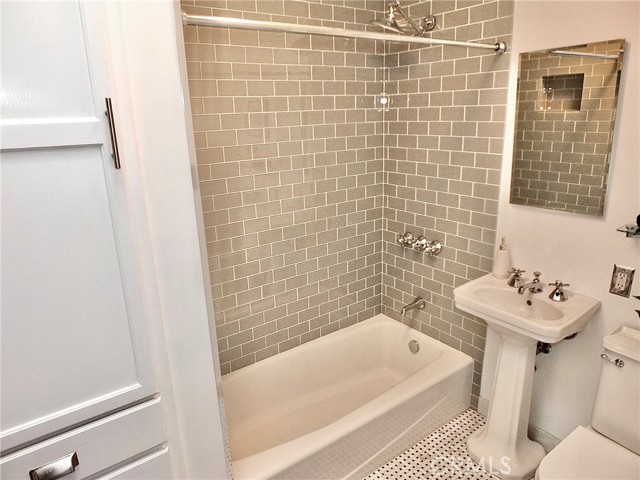 Detail Gallery Image 10 of 22 For 4132 E Theresa St, Long Beach,  CA 90814 - 2 Beds | 2 Baths