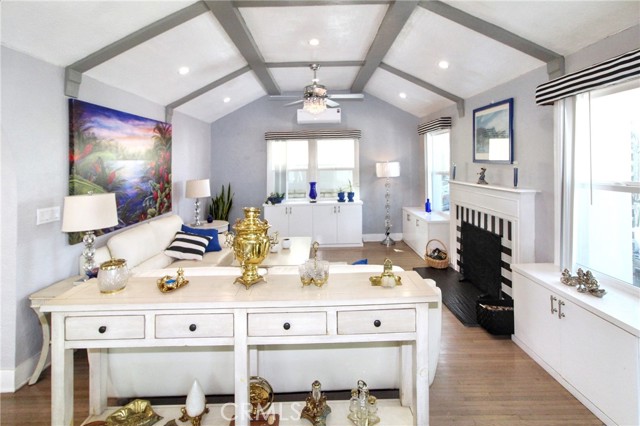 207 Santa Ana Avenue, Long Beach CA: https://media.crmls.org/medias/a3d46e04-b1fd-452d-8435-94701905c0c5.jpg